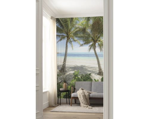 Vardagsrum med fototapet med strand och palmer