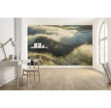 Ljust rum med skrivbord, stol och fototapet med molnmotiv