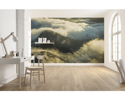 Ljust rum med skrivbord, stol och fototapet med molnmotiv