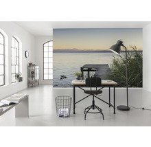 Ljust rum med fototapet med sjömotiv, skrivbord, stol och golvlampa