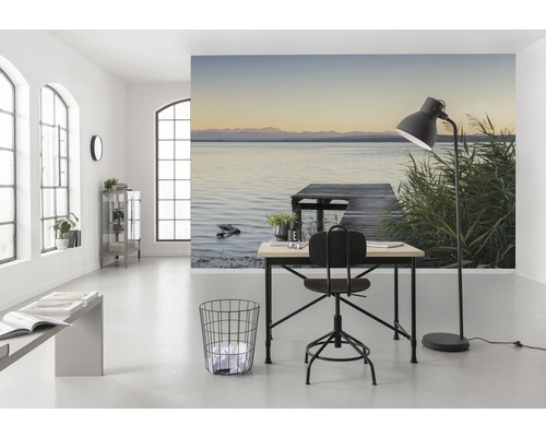 Ljust rum med fototapet med sjömotiv, skrivbord, stol och golvlampa