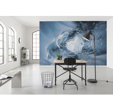 Ett ljust kontor med skrivbord, stol och fototapet med istema.