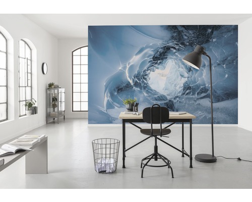 Ett ljust kontor med skrivbord, stol och fototapet med istema.