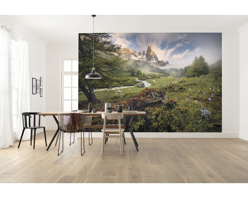 Matsal med fototapet av ett bergslandskap, bord och stolar
