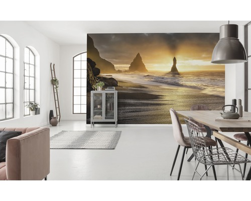 Vardagsrum med fototapet med strandmotiv i soluppgången