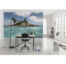 Ljust rum med skrivbord, stol och fototapet med en tropisk ö