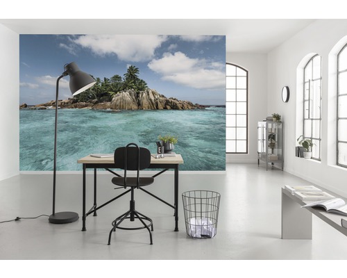 Ljust rum med skrivbord, stol och fototapet med en tropisk ö