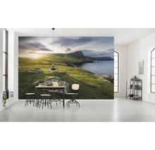 Vardagsrum med fototapet av ett kustlandskap, matbord och stolar