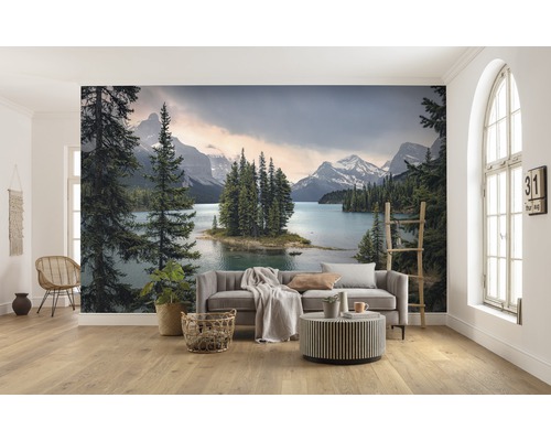 Vardagsrum med fototapet som visar en sjö, berg och träd