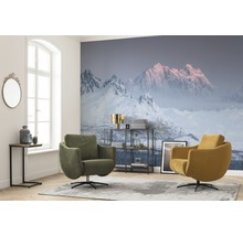 Vardagsrum med fototapet med bergmotiv, två roterande fåtöljer och ett sidobord