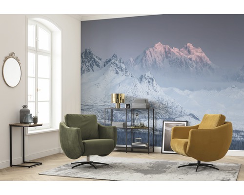 Vardagsrum med fototapet med bergmotiv, två roterande fåtöljer och ett sidobord