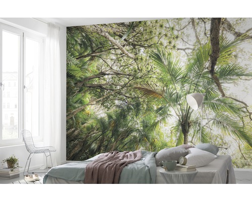 Rum med fototapet som visar en tät djungel