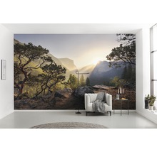 Vardagsrum med fototapet av ett bergslandskap i soluppgången