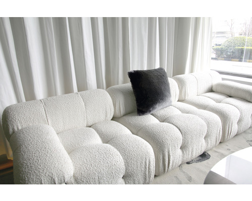 Stoppad soffa med kudde och gardin