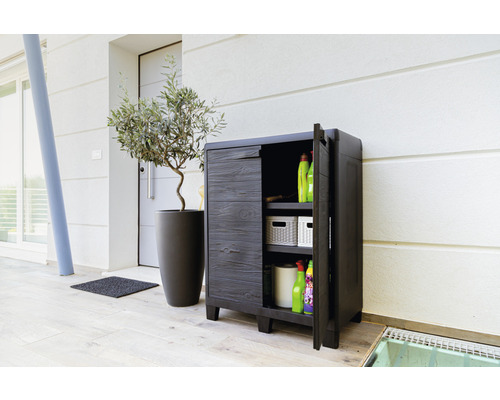 Svart multifunktionellt skåp för utomhusbruk med öppen dörr och diverse rengöringsartiklar