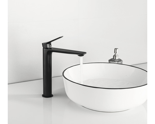 Svart tvättställsblandare bredvid ett tvättställ