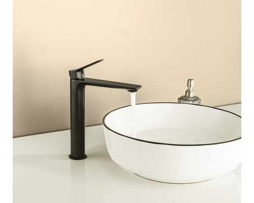 Modernt badrum med tvättställsskål och svart armatur