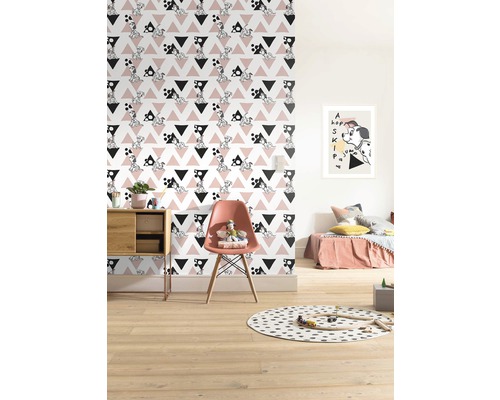 Barnrum med mönstrad tapet, fåtölj och leksaker