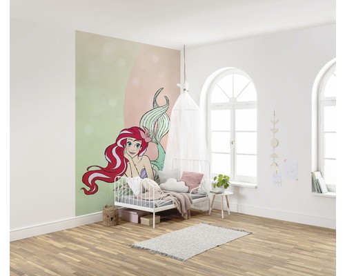Barnrum med väggdekal av Ariel, säng, matta och trägolv