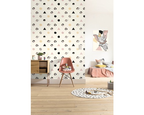 Barnrum med Dumbo tapet, stol och trägolv