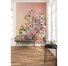 Rum med en väggtapet med flamingos, en sittbänk och ett sidobord.
