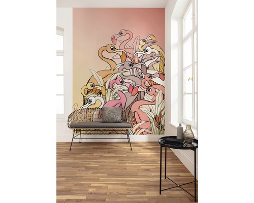 Rum med en väggtapet med flamingos, en sittbänk och ett sidobord.
