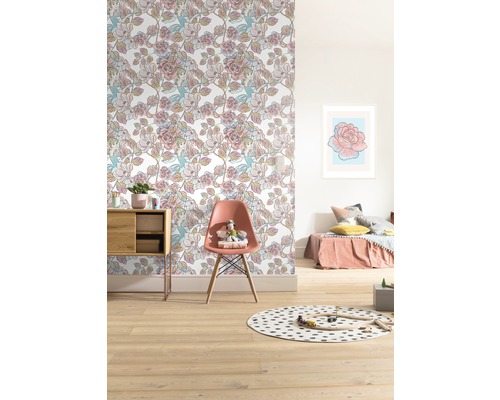 Barnrum med mönstrad tapet, stol och trägolv