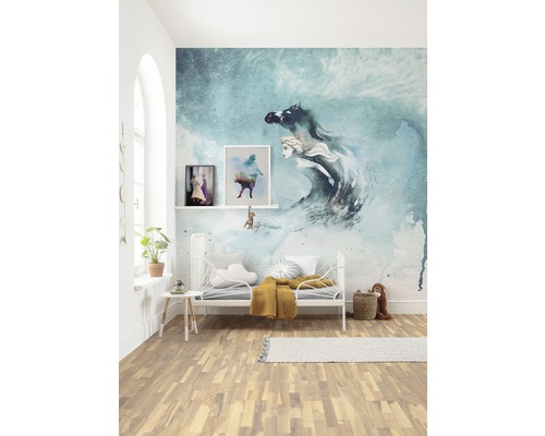 Barnrum med väggmålning, säng och dekorationer för en mysig atmosfär