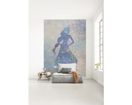 Vardagsrum med fototapet som visar en kvinna med påfågelfjädrar