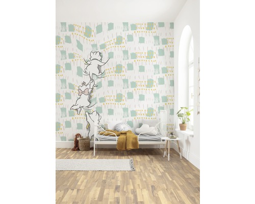 Barnrum med mönstrad tapet, säng och trägolv