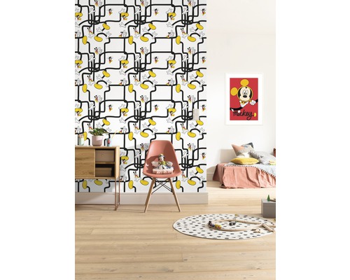 Barnrum med tapet med Musse Pigg-mönster, säng, stol, bord och leksaker