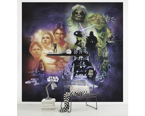 Star Wars fototapet i rum med hylla, stol och dekoration.