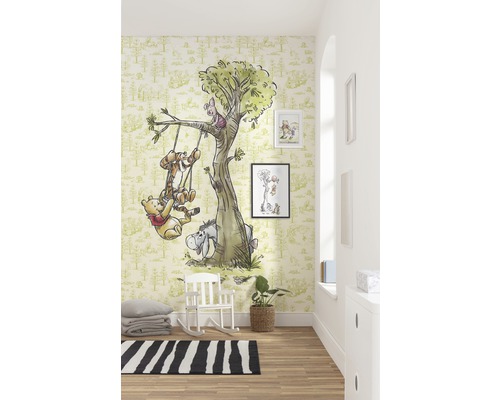 Dekorerat barnrum med Nalle Puh tapet, gungstol och matta