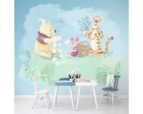 Barnrum med väggmålning av Nalle Puh, Pigglet och Tiger med bord och stolar