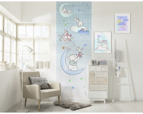 Rumsvy med Nalle Puh tapet, fåtölj, byrå och dekoration