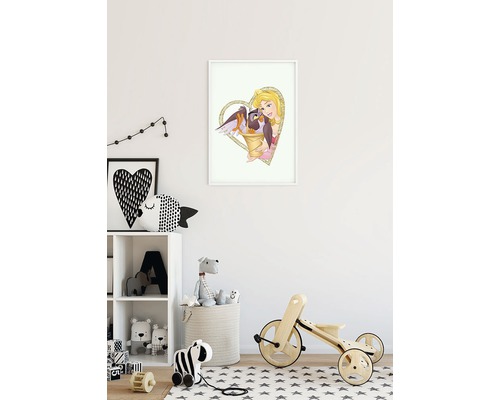 Inramad bild av en sagoprinsessa med fåglar i ett barnrum.