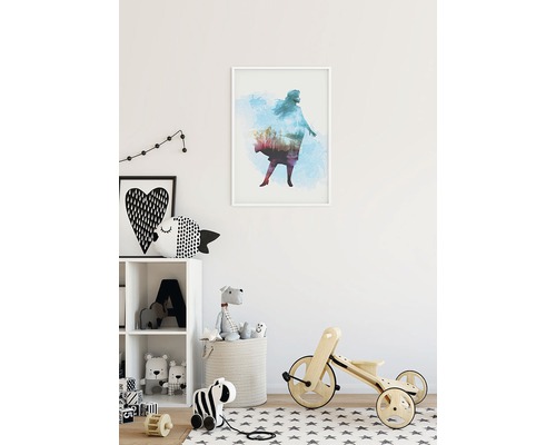 Barnrum med en bild av en dansande kvinna i en ram på väggen