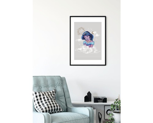 Inramad bild med en serieteckning av en prinsessa ovanför molnen
