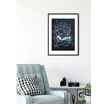 Inramad bild med en illustration av prinsessan Jasmine, hängande på väggen ovanför en fåtölj och en hylla