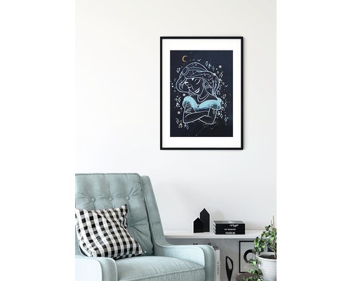 Inramad bild med en illustration av prinsessan Jasmine, hängande på väggen ovanför en fåtölj och en hylla