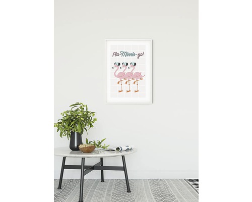 Dekorativ bild med flamingos i ram ovanför ett bord