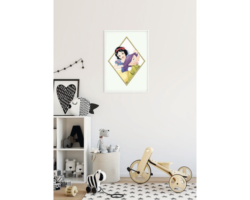 Barnrum med en väggmålning av Snövit och en av de sju dvärgarna