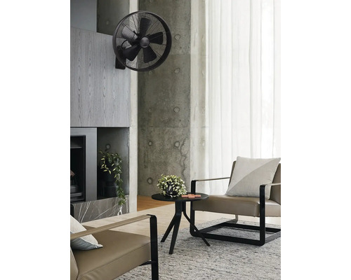 Vardagsrum med väggmonterad fläkt, fåtölj och soffbord