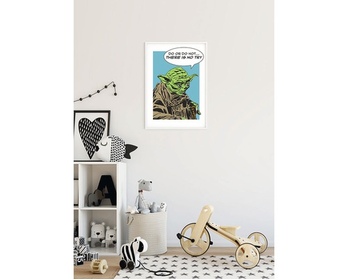 Barnrum med Yoda-affisch, hylla och leksaker för en ljus och vänlig atmosfär.