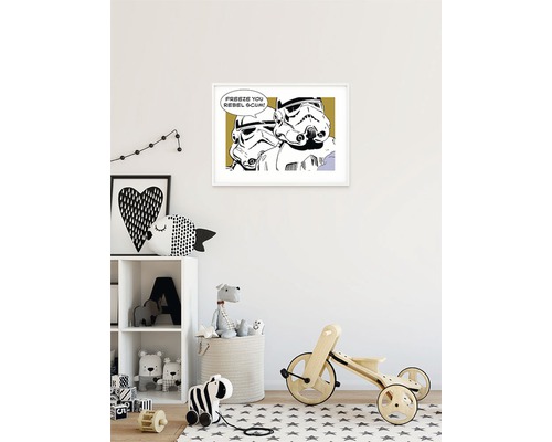 Barnrum med hylla, leksaker och inramad Star Wars Stormtrooper-affisch på väggen