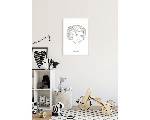 Barnrum med väggbild av prinsessan Leia Organa, leksakshylla, korg och träfordon.