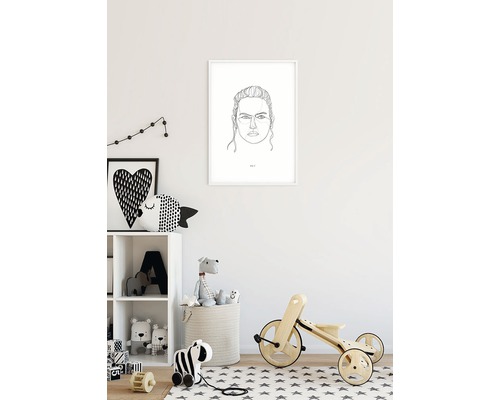 Barnrum med väggmålning, leksakshylla och träcykel.