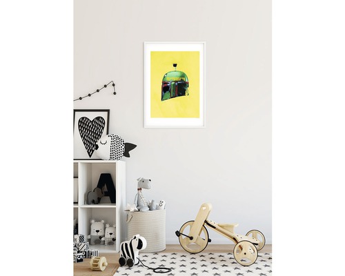 Inramad affisch med illustration av en hjälm i ett barnrum