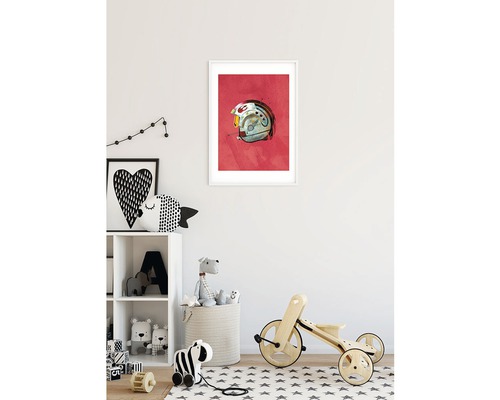 Barnrum med affisch av en hjälm på väggen, hylla och leksaker