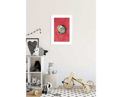 Barnrum med hjälmmotiv i ram, hylla och leksaker